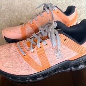 On Cloud RunningWomen's Cloud Shoes in Peach/Coral/Orange New Size 9.5